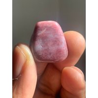 Erdbeerquarz Kristall Trommelstein | Liebe Heilkristalle Steine Chakra Und Mineralien Mineral-Exemplar von HoodooCrystals