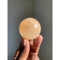 Goldene Heiler Quarz Kristallkugeln | 53mm Tangerine Heilkristalle Energiestein Chakra Steine Und Mineralien von HoodooCrystals