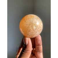 Goldene Heiler Quarz Kristallkugeln | 55mm Tangerine Heilkristalle Energiestein Chakra Steine Und Mineralien von HoodooCrystals