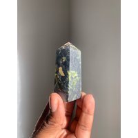 Grüner Opal Hämatit Kristall Punkte | Heilende Kristalle Steine Chakra Und Mineralien Mineralplatte von HoodooCrystals