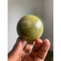 Grüner Opal Kristall Kugel | 60mm Meditations-Erdungsstein Heilende Kristalle Steine Chakra Gesteine Und Mineralien Probe von HoodooCrystals