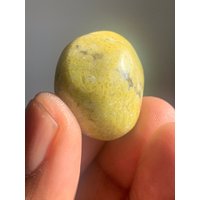 Grüner Opal Kristall Trommelstein | Meditation Heilende Kristalle Steine Chakra Und Mineralien Mineralplatte von HoodooCrystals