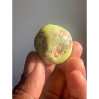 Grüner Opal Kristall Trommelstein | Meditation Heilende Kristalle Steine Chakra Und Mineralien Mineralplatte von HoodooCrystals