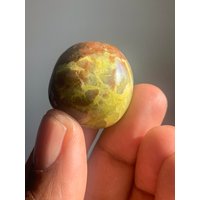 Grüner Opal Kristall Trommelstein | Meditation Heilkristalle Steine Chakra Und Mineralien Mineralprobe von HoodooCrystals