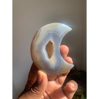 Schöne Achat Mond Schnitzerei Mit Druzy | Crystal Moon Schnitzereien Geode Gebänderter Blauer Rock Und Mineral von HoodooCrystals