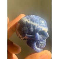 Sodalith Blauquarz Kristall Totenkopf | Heilende Kristalle Steine Chakra Und Mineralien Mineralplatte von HoodooCrystals