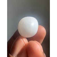 Weißer Königsjaspis Kristall Trommelstein | Heilsteine Chakra Steine Und Mineralien Mineral-Exemplar von HoodooCrystals