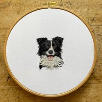 Auftragsarbeit Textilkunst | Hundeportrait Gesticktes Portrait Handgestickte Kunst von HoopEmbroideryCo
