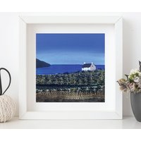 Seaside Cottage Mixed Media Bild | Landschaftskunst Landschaftstextilbild Kunst Geschenk Seestück von HoopEmbroideryCo