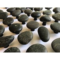 Dunkle Basalt Knäufe Mit Schwarzem Sockel, Made in Usa, Dunkler Granit Griff, Mountain Midnight Stein, Seeufer Schrankknauf von HooplaHardware