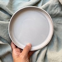 Hopies Handgemachte Minimal Graue Steingut Toast Platte, Dessert Teller, Servier Kleine Ton Keramik Minimal, Modernes Design von HopiesCeramics