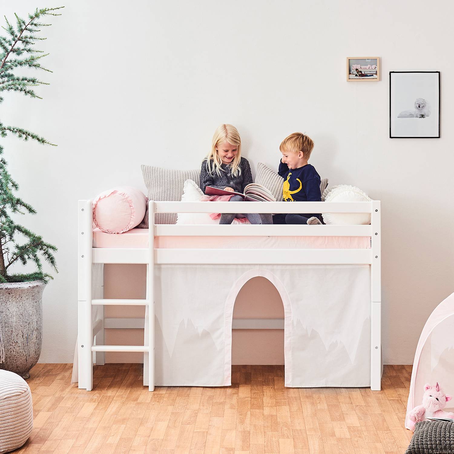 home24 Halbhochbett Winter Wonderland I 70 x 160cm Pink/Grau mit Leiter ohne Matratze home24 Halbhochbett Winter Wonderland I 70 x 160cm Pink/Grau mit Leiter ohne Matratze von home24