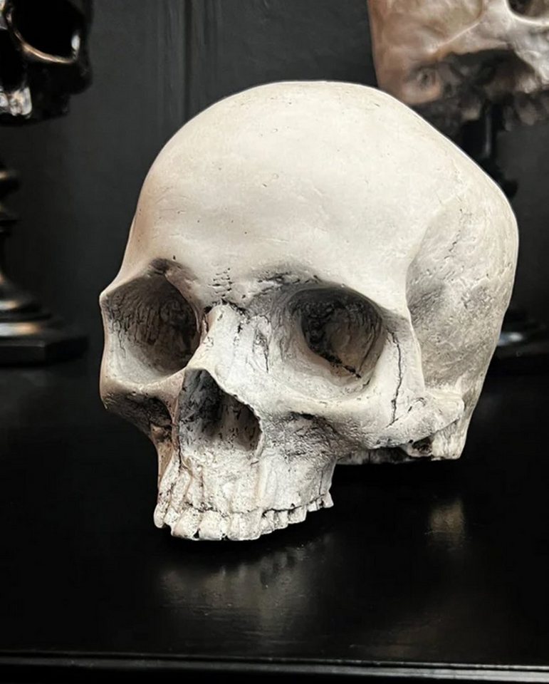 Horror-Shop Dekofigur Unbekannter J. DOE Totenkopf 17cm als Halloween & von Horror-Shop