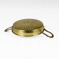 Vintage Messing Sieb 1960Er - Mid Century Modern Kleines Dekoratives Küchensieb Mit Zwei Geschwungenen Henkeln Vintage Messing Sieb 1960Er - Mid Century Modern Kleines Dekoratives Küchensieb Mit Zwei Geschwungenen Henkeln von HorsesForCourses