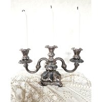 Antiker, Wunderschöner Kerzenhalter, Dreiarmiger Leuchter, Versilbert, Brocante, Ptinscharme, Getriebenes Metall, Barockstil Antiker, Wunderschöner Kerzenhalter, Dreiarmiger Leuchter, Versilbert, Brocante, Ptinscharme, Getriebenes Metall, Barockstil von HortensiaHus