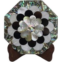 Weiße Kaffee-Tischplatte, Dekorative Marmor-Inlay-Wandfliese, Achteckiger Esstisch Mit Grüner Malachitstein-Inlay-Arbeit von HouseMarbleCrafts