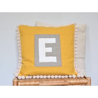 Namen Tagesgeschenk - Initiale, Buchstabe E Gestepptes Patchwork Gelber Leinen Dekokissenbezug 16 X Personalisiert, Einzigartig, Besonderes Geschenk von HouseOfSquares