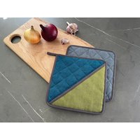 Petrolgrüne Gesteppte Leinentopflappen Mit Tasche, 2Er-Set - Ofenhandschuhe Einweihungsparty, Weihnachtsgeschenk, Als Gastgeschenk von HouseOfSquares