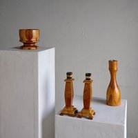 Geschnitzte Hölzerne Kerzenhalter Und Schüssel Set | Schweden 1970Er Jahre Geschnitzte Hölzerne Kerzenhalter Und Schüssel Set | Schweden 1970Er Jahre von HouseOfVintFurniture