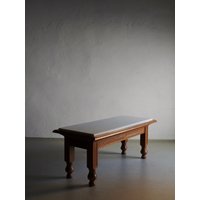 Weißer Marmor Geschnitzter Eichen Couchtisch | Jahrgang von HouseOfVintFurniture