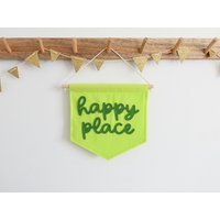 Happy Place Mini Girlande Aus Filz Handgemachte Wanddeko von HouseofHooray