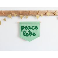 Peace & Love Mini Filzbanner Kinderzimmer Wanddeko Fahne von HouseofHooray