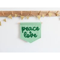 Peace & Love Girlande Aus Filz Für Die Wand Im Kinderzimmer von HouseofHooray