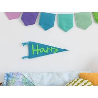 Personalisierte Mini Wimpel Flagge Personalisiert Kinderzimmer Deko Filz Name Wandflagge Neues Baby Geschenk von HouseofHooray
