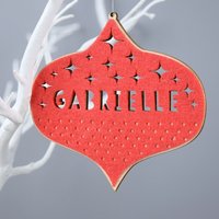 Personalisierte Retro Filzkugel Lasercut Weihnachtsbaumschmuck Personalisierte Retro Filzkugel Lasercut Weihnachtsbaumschmuck von HouseofHooray