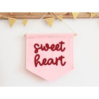Süßes Herz Mini Filz Banner Kinderzimmer Wanddeko Fahne von HouseofHooray