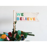 We Believe Weihnachtsbaum Topper Flagge von HouseofHooray