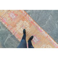 Vintage 2'11 "x 10'4, 5" Läufer Blumenmedaillon Pink Gelb Distressed Long Wool Runner 1950Er - Kostenloser Domestic Versand Vintage 2'11 "x 10'4, 5" Läufer Blumenmedaillon Pink Gelb Distressed Long Wool Runner 1950Er - Kostenloser Domestic Versand von HouseofSeance