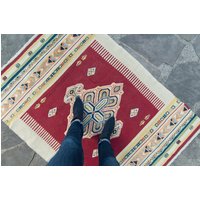 Vintage 3'11 "x 5'6" Teppich Konya Blumenmedaillon Rot Beige Creme Kleiner Stapel Flach Gewebter Akzentteppich 1950Er - Kostenloser Domestic Versand Vintage 3'11 "x 5'6" Teppich Konya Blumenmedaillon Rot Beige Creme Kleiner Stapel Flach Gewebter Akzentteppich 1950Er - Kostenloser Domestic Versand von HouseofSeance