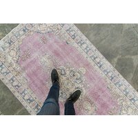 Vintage 3'11 "x 6'9" Teppich Floral Medaillon Isparta Oushak Lavender Handgewebter Wollteppich 1960Er Jahre - Kostenloser Domestic Versand Vintage 3'11 "x 6'9" Teppich Floral Medaillon Isparta Oushak Lavender Handgewebter Wollteppich 1960Er Jahre - Kostenloser Domestic Versand von HouseofSeance