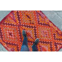 Vintage 4'4 "x 5'1" Teppich Kelim Cecim Himbeer Rot Orange Handbestickter Kleiner Wollteppich - Kostenloser Inlandsversand Vintage 4'4 "x 5'1" Teppich Kelim Cecim Himbeer Rot Orange Handbestickter Kleiner Wollteppich - Kostenloser Inlandsversand von HouseofSeance