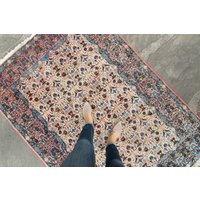 Vintage 4'6 "x 6'7" Teppich Allover Floral Figural Design Bubble Gum Tintenblau Wolle Baumwolle Flor Handgeknüpfter 1930Er Jahre - Kostenloser Vintage 4'6 "x 6'7" Teppich Allover Floral Figural Design Bubble Gum Tintenblau Wolle Baumwolle Flor Handgeknüpfter 1930Er Jahre - Kostenloser von HouseofSeance
