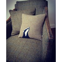 Handgefertigte Harris Tweed Badger Bestickter Kissenbezug von HouseofTweed