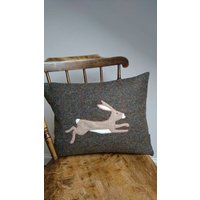 Handgefertigte Harris Tweed Hase Kissenhülle von HouseofTweed