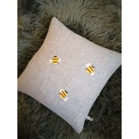 Handgefertigte Harris Tweed Kissenhülle Mit Bienenstickerei von HouseofTweed