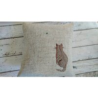 Handgefertigte Harris Tweed Kissenhülle Mit Kleine Katze Und Biene Bestickt von HouseofTweed