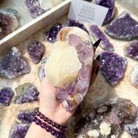 Natürliche Große Amethyst Geode Mit Calcit/Amethyst Kristallstufe/Zucker Stufe/Kronenchakra von HouseofstoneParis