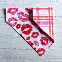 Kuss Und Karierte Wende Über Dem Halsband Bandana/Liebe Valentinstag von HowlGear