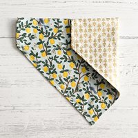 Lemon Grove | Mint Metallic/ Blütenblatt | Gold Metallic Baumwolle Wendbar Überhalsband Hundehalstuch/Neu Welpe Geschenk Hunde Accessoire von HowlGear