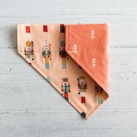 Pfirsich Nussknacker Und Weihnachtsbäume Reversible Über Dem Halsband Hundehalstuch/Feiertage Weihnachten. Letzte Auf Lager Pfirsich Nussknacker Und Weihnachtsbäume Reversible Über Dem Halsband Hundehalstuch/Feiertage Weihnachten. Letzte Auf Lager von HowlGear