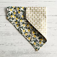Zitronenhain | Creme Metallic/Blütenblatt | Gold Baumwolle Wendbar Überhalsband Hundehalstuch Neues Welpe Geschenk Hunde Accessoire Katzenhalstuch von HowlGear