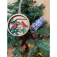 Hölzerne Vögel Auf Zweig-Weihnachts -/Feiertags-Verzierung von HowlinHuskies