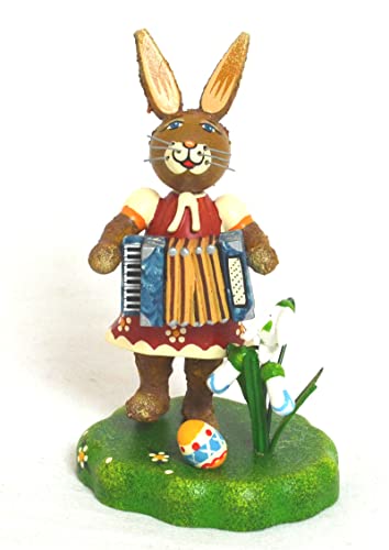 Hubrig Hasenmusikantin, Mädchen mit Akkordeon, Höhe etwa 9 cm von Hubrig Volkskunst