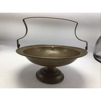 Gehämmerte Kupfer Schale Sockel Tropfen Henkel Obst Vintage Mid Century Metall Gehämmerte Kupfer Schale Sockel Tropfen Henkel Obst Vintage Mid Century Metall von Huckabuckabeanstalk