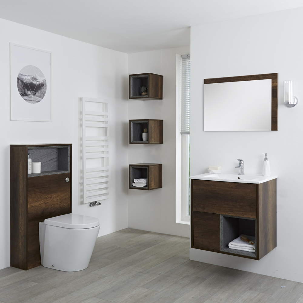 Modernes Badezimmerset – 600mm Waschtischunterschrank, Stand-WC mit Spülkastenverkleidung, Regalboxen und Spiegel - Dunkle Eiche - Hoxton von HudsonReed