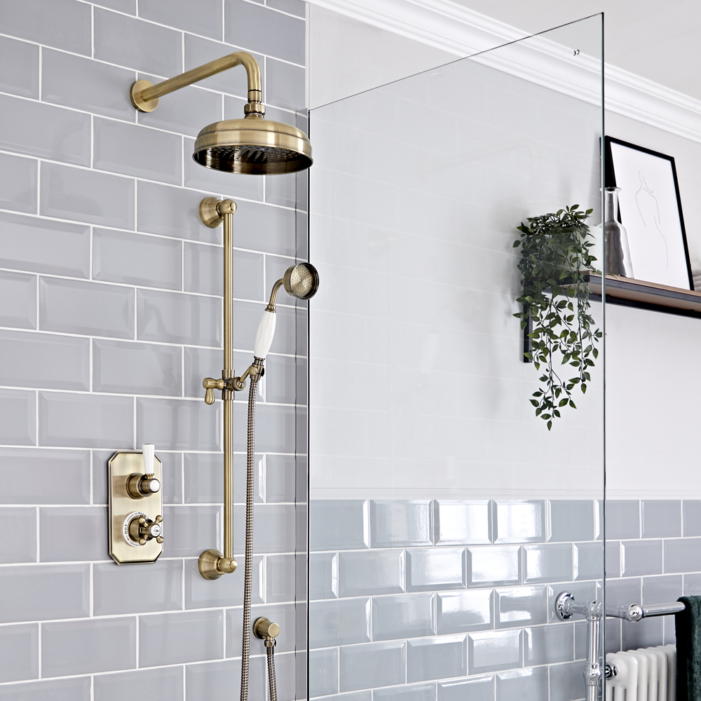 Retro Unterputz-Duschsystem mit Thermostat und Umsteller - inkl. 200mm Wand-Duschkopf und Brausestangenset – Gebürstetes Gold – Elizabeth von HudsonReed